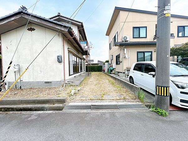 【リフォーム中】駐車場写真です。縦列で2台駐車可能です。これから土間打ちを行います。