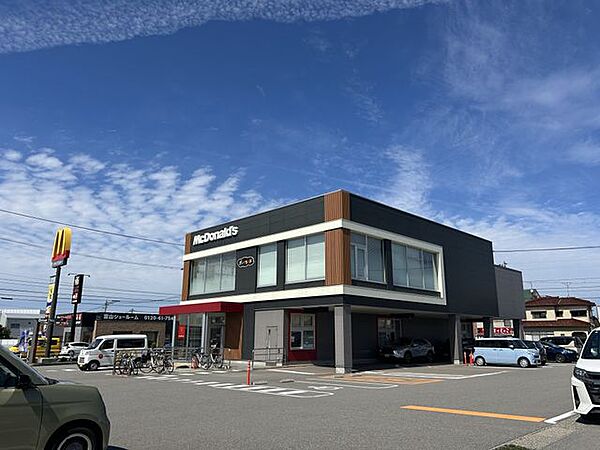マクドナルド富山中川原ムサシ店様まで約500ｍ（徒歩約7分）