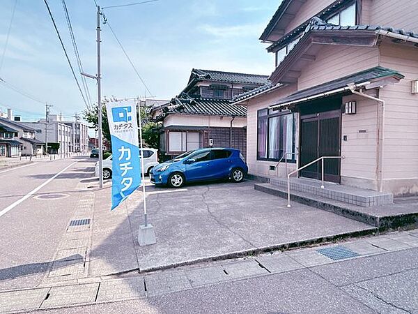 玄関外観です。手すりがあり、安心ですね