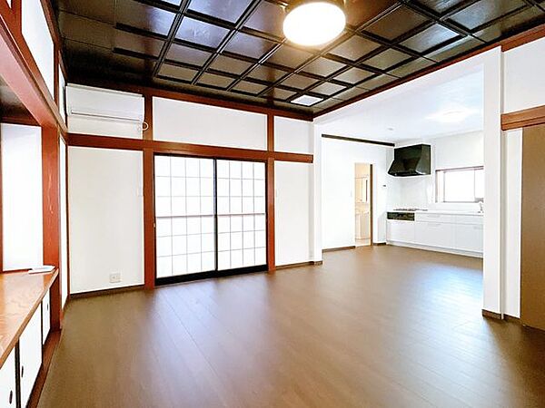 【リフォーム済】LDKは20.25帖です。床フローリング貼りを行いました。