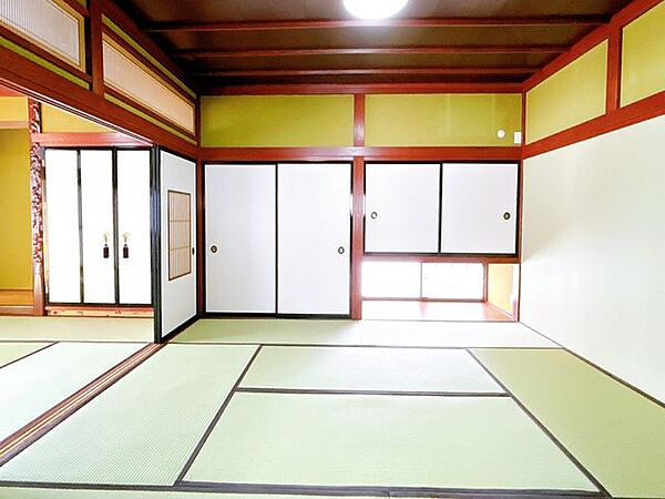 【リフォーム済】1階リビング横の8畳和室です。こちらも、畳表替え、障子襖張替、照明交換行いました。