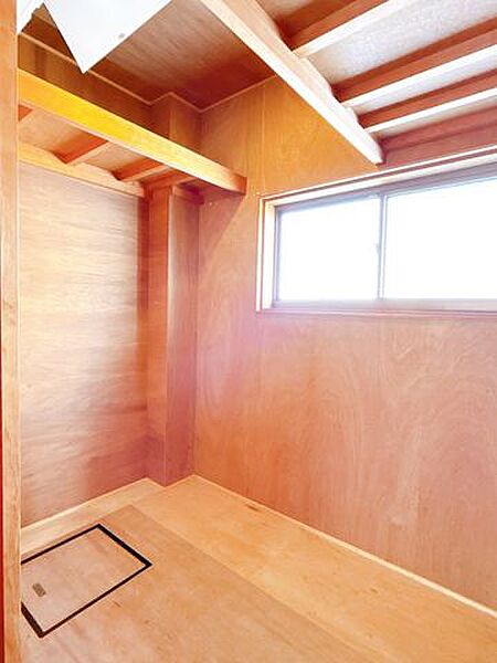 【リフォーム済】1階約2帖の納戸です。掃除道具など収納するのに便利ですね。