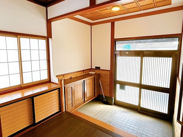 【リフォーム済】玄関です。シューズボックスがあるので靴が多くあっても安心ですね。壁クロスを張り替えました。