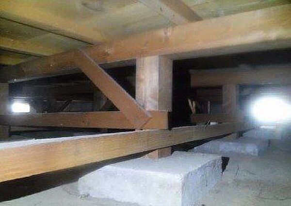 中古住宅の3大リスクである、雨漏り、主要構造部分の欠陥や腐食、給排水管の漏水や故障を2年間保証します。その前提で床下まで確認の上でリフォームし、シロアリの被害調査と防除工事もおこないます。