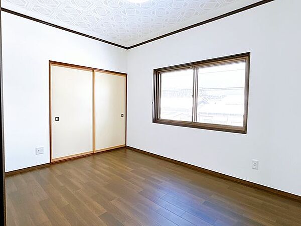 【リフォーム済】2階北東側洋室です。床クッションフロア、壁クロス張替え行いました。照明もLEDに交換しました。