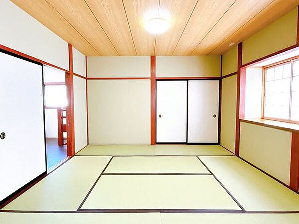 【リフォーム済】2階南西側6畳和室です。縦未表替え、壁クロス張替え行いました。こちらも照明はLEDに交換しました。