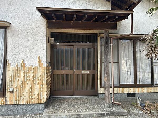 【リフォーム前写真】玄関引き違い戸は新品交換致します。