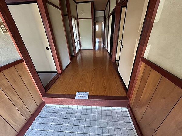 【リフォーム前写真】玄関ホールは天井・壁のクロスを張り替えて、新しいフローリングを重ね張り致します。
