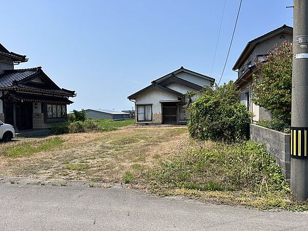 【リフォーム前写真】敷地内は樹木を伐採し整地致します。西側と北側にフェンスを設置致します。駐車は4台可能です。