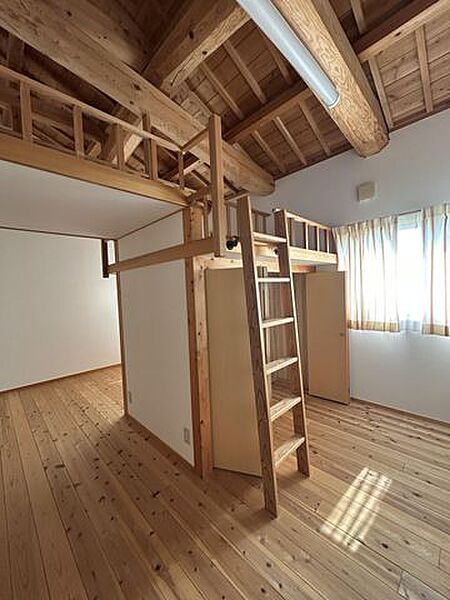 【リフォーム前写真】2階の洋室です。勾配天井になっており、ロフトが有ります。壁のクロスは張り替えます。