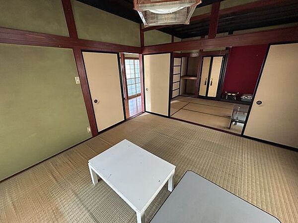 【リフォーム前写真】1階の和室です。畳を表替えし、天井・壁のクロスを張り替えます。