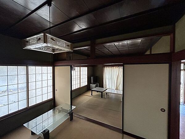【リフォーム前写真】1階の和室です。畳を表替えし、天井・壁のクロスを張り替えます。
