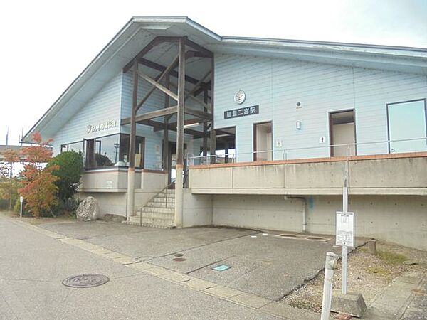 能登二宮駅 七尾線「能登二宮」駅まで約1.2km（車2分）です。 1200m
