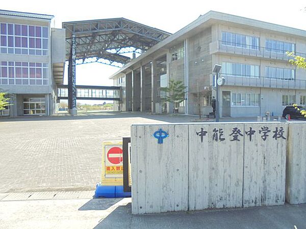 中能登町立中能登中学校まで約4.5km（自転車27分）です。 4500m