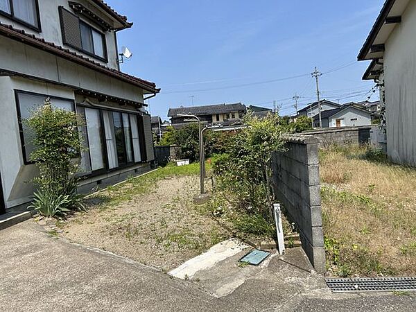 駐車場横の秘話の一部を、駐車しやすいように、一部砕石敷き行い旋回可能にします。