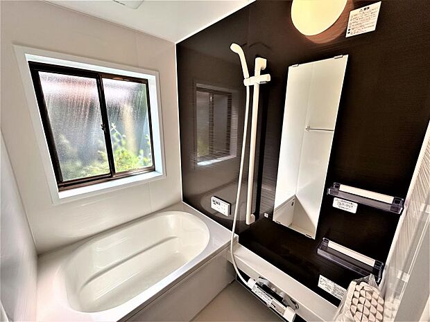 【リフォーム済】浴室はハウステック製のユニットバスに交換しました。浴槽には滑り止めの凹凸があり、床は濡れた状態でも滑りにくい加工がされている安心設計です。