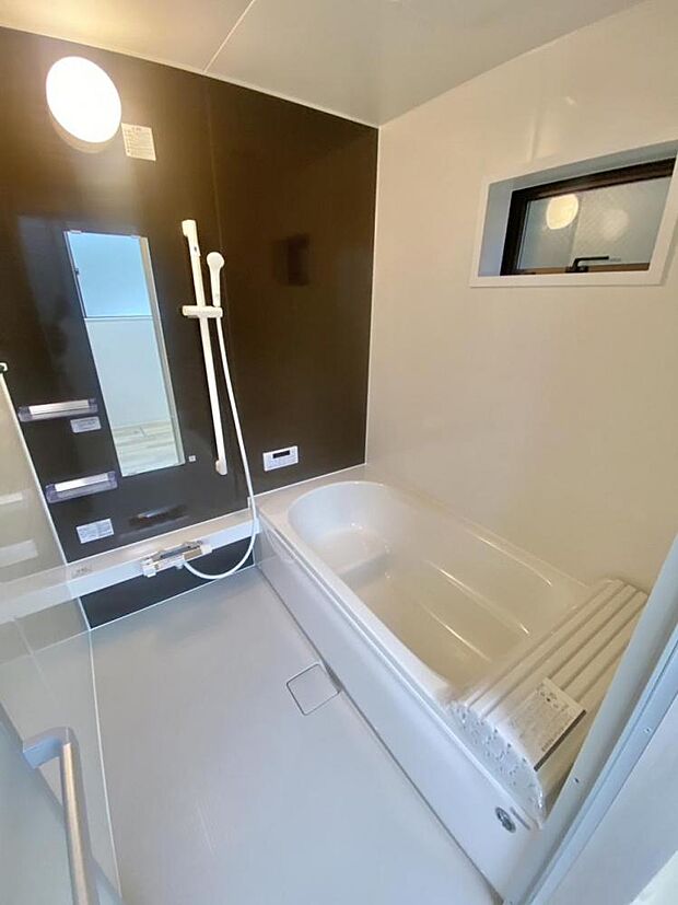 【リフォーム済】浴室はハウステック製のユニットバス新設、窓新設を行いました。足を伸ばせる1坪サイズの広々とした浴槽で、1日の疲れをゆっくり癒すことができますよ。