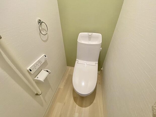 【リフォーム済】1階トイレは移設し、LIXILの洗浄機能付きトイレを新設。クロス張替え、鍵付きの入口ドア新設、クッションフロア張り、換気扇交換、手すり新設を行いました。直接お肌に触れる部分が新しいと、