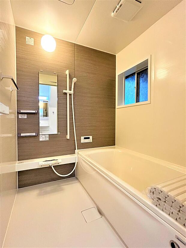 【リフォーム済】浴室はハウステック製のユニットバスに交換しました。足を伸ばせる1坪サイズの広々とした浴槽で、1日の疲れをゆっくり癒すことができますよ。