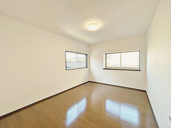 【リフォーム済】2階北側洋室6帖間です。壁・天井のクロス張替えと照明交換を行いました。