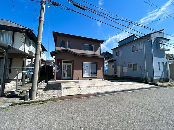 【リフォーム済】駐車は普通車縦列2台、玄関前には軽自動車2台は可能です。
