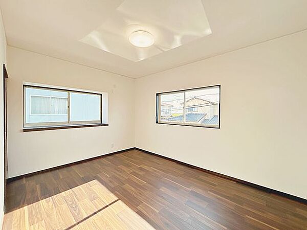 【リフォーム済】2階西側洋室6帖間です。クロスの張替えと床をクッションフロアーで仕上げ照明の交換も行いました。