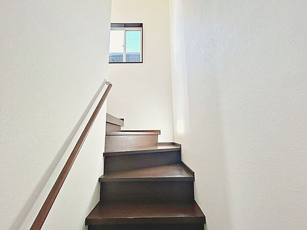 【リフォーム済】階段です。手すりを新たに設置した後にクリーニングを行いました。