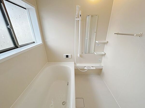 【リフォーム済】浴室です。ハウステック製のユニットバスを新設しました。1坪サイズに拡張予定です。1坪サイズですので、足を伸ばしてくつろいで頂けます。お仕事や家事で疲れた体をゆっくり癒してください。