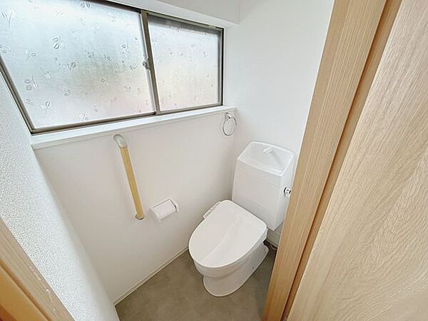 【リフォーム済】既存のトイレを撤去し、ジャニス製の洗浄機能付きトイレを新設しました。クロス張替え、鍵付きの入口ドア新設、クッションフロア張り、換気扇交換、手すり新設を予定しております。