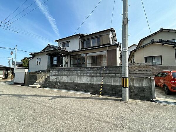 【リフォーム済】外観です。外壁塗装、庭木・庭石撤去、庭木は枝を落として整えました。