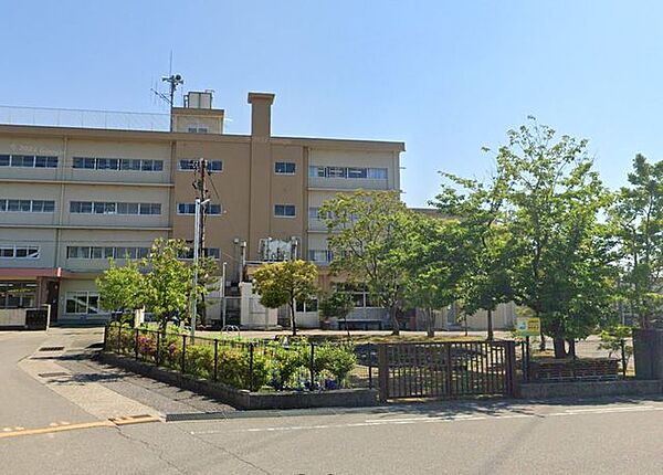 金沢市立森本 森本小学校まで約1700ｍです。 800m