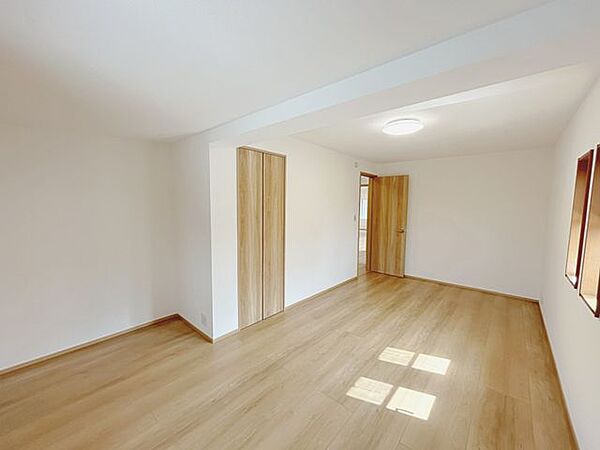 【リフォーム済】1階10帖居室です。フロア張替え、クロス張替え、照明交換、建具交換を行いました。