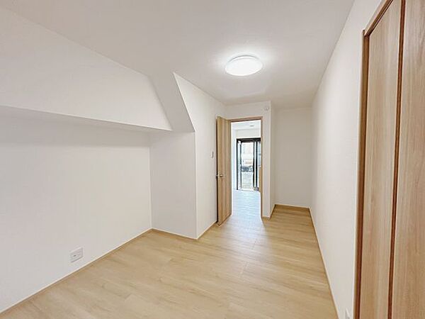 【リフォーム済】5.5帖洋室になります。フローリング重張り、クロス張替え、建具交換、照明交換、収納新設を行いました。