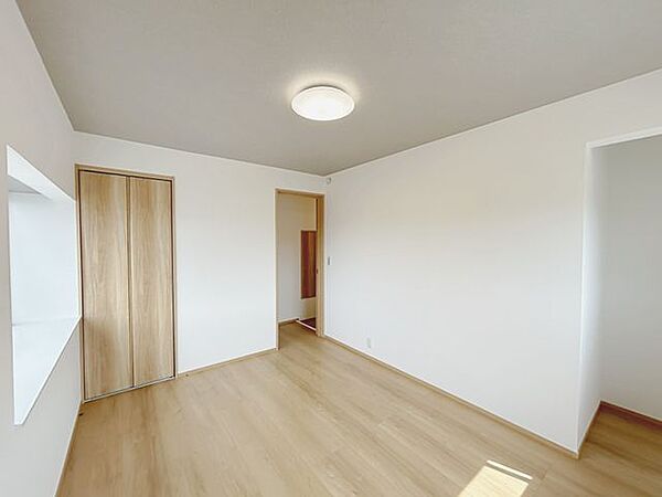 【リフォーム済】2階6帖洋室になります。フローリング張替え、クロス張替え、照明交換を行いました。