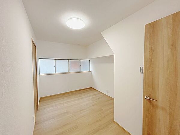 【リフォーム済】5.5帖洋室になります。フローリング張替え、クロス張替え、照明交換、建具交換を行いました。