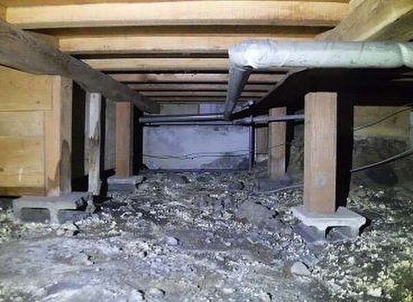 中古住宅の3大リスクである、雨漏り、主要構造部分の欠陥や腐食、給排水管の漏水や故障を2年間保証します。その前提で床下まで確認の上でリフォームし、シロアリの被害調査と防除工事もおこないます。