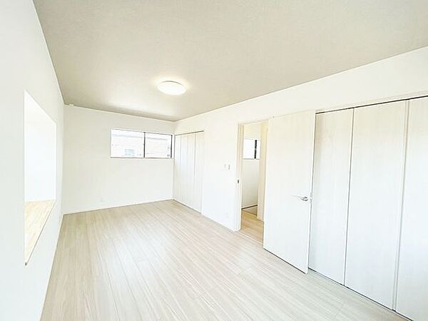 【リフォーム済】2階9帖洋室です。フローリング張替え、天井と壁のクロスを貼り替えました。