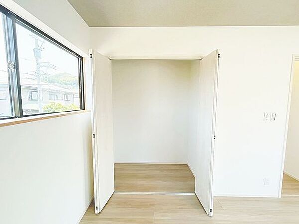 【リフォーム済】2階9帖洋室の収納です。