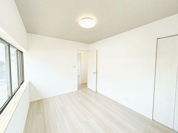 【リフォーム中】2階6帖洋室の別角度の写真です。