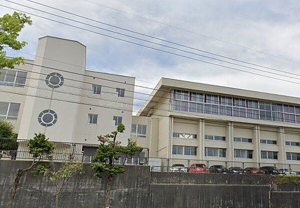 金沢市立高尾台中学校まで徒歩12分（900ｍ）です。