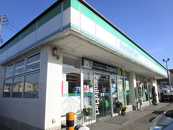 ファミリーマート窪四丁目店まで徒歩9分（700ｍ）です。