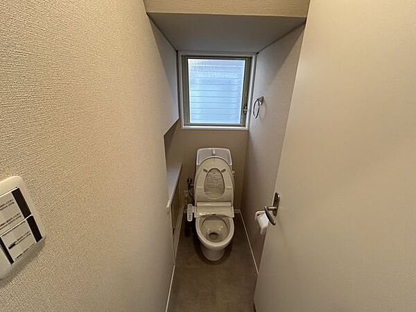 【リフォーム済】既存のトイレを撤去し、ジャニス製の洗浄機能付きトイレを新設。クロス張替え、鍵付きの入口ドア新設、クッションフロア張り、換気扇交換、手すり新設。直接お肌に触れる部分…