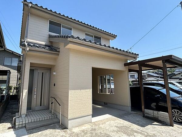 【リフォーム済】外壁は塗装、手前の庭は撤去して駐車場拡張をしました。