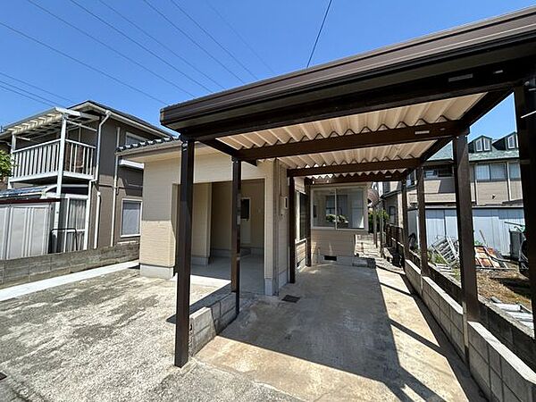 【リフォーム済】カーポートの外壁とシャッターは撤去（建ぺい率オーバーのため）。屋根は残ります。
