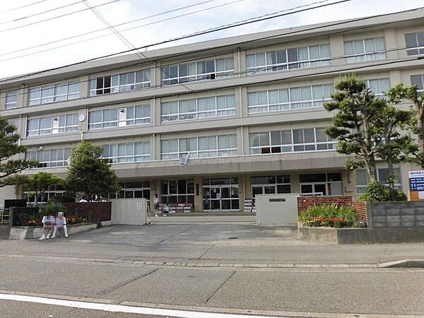ファミリーマート 野々市新庄四丁目店 額中学校まで約1400ｍ。 1000m
