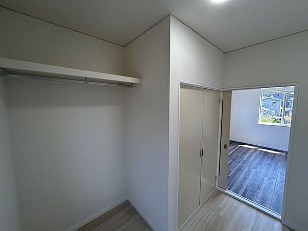 【リフォーム済】2階6.5帖洋室から出入りできるウォークインクローゼットです。クロス張替、床クリーニング、照明交換をしております。
