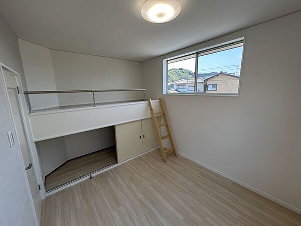 【リフォーム済】2階4.5帖洋室です。床クリーニング、クロス張替、照明交換をしております。お部屋はコンパクトですがロフト付きで使い勝手が良いお部屋です。
