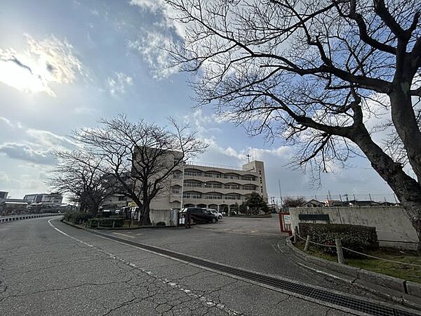金沢市立米泉小学校まで610ｍ