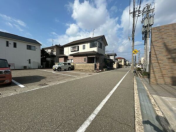 前面道路になります。