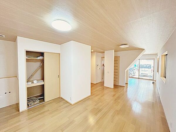 【リフォーム済】約21帖のLDKは、床と建具クリーニング、キッチン交換、クロス張替をしております。